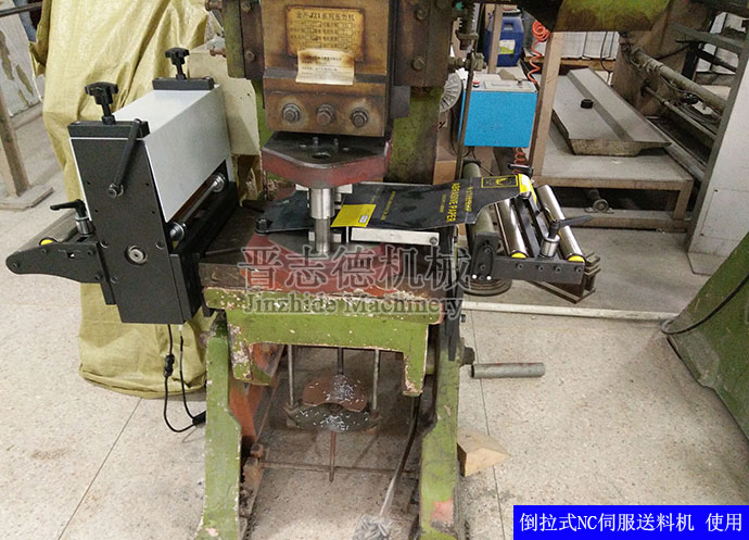 NC伺服送料機(jī)拉料式 NC伺服送料機(jī)拉料式