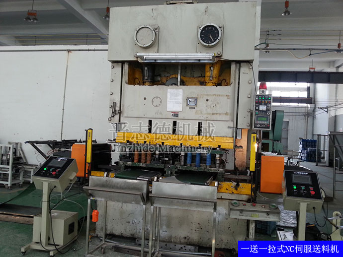 一送一拉式NC送料機(jī) 一送一拉式NC送料機(jī)