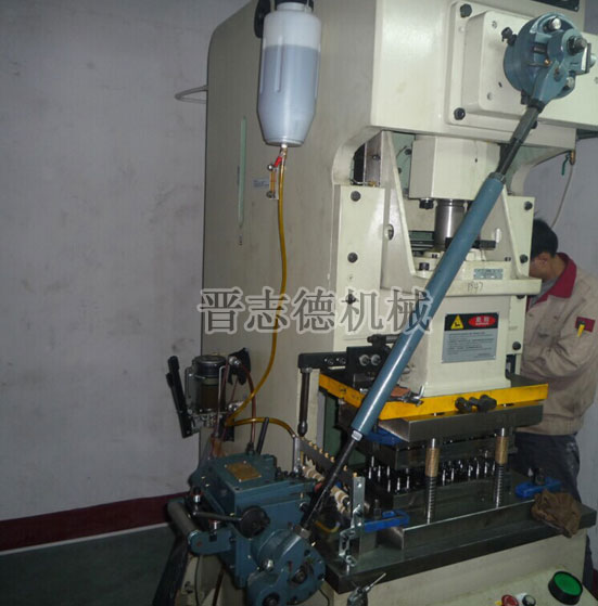 給油機(jī)配送料機(jī)使用 給油機(jī)配送料機(jī)使用