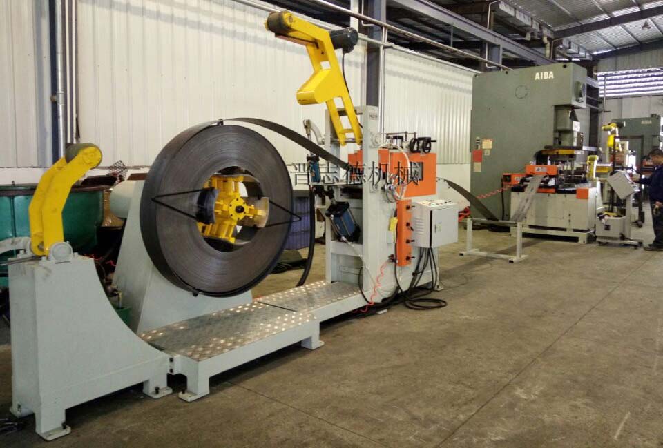 厚板料架兼整平機(jī)配偏擺NC送料機(jī) 厚板料架兼整平機(jī)配偏擺NC送料機(jī)